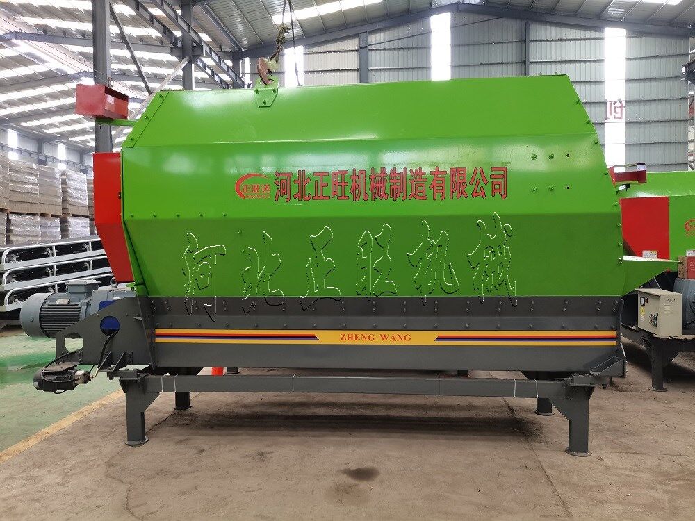 9方模塊化飼料攪拌機現(xiàn)場作業(yè)